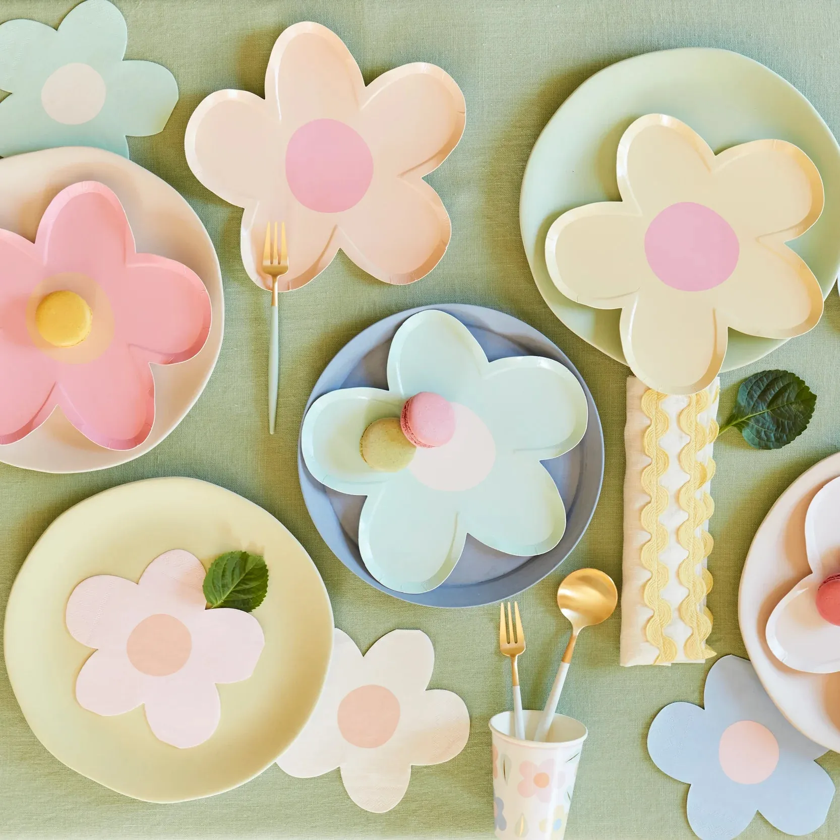 DAISY SHAPED PLATES